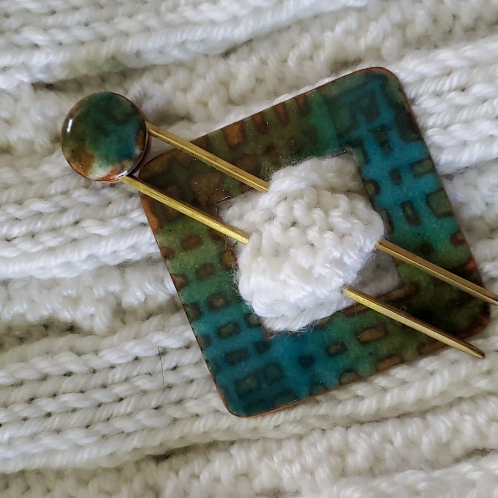 Beautiful, reversible, decorative pin.